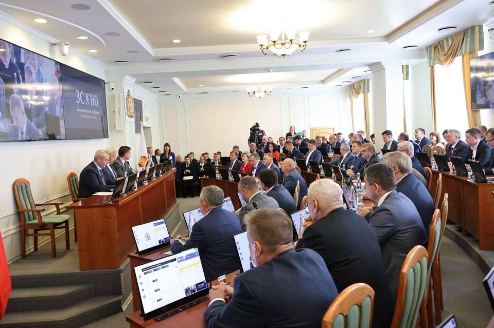 Пока работаю в Оренбурге, мои коллеги-депутаты на сегодняшнем заседании парламента рассмотрели и приняли ряд важнейших для региона решений: