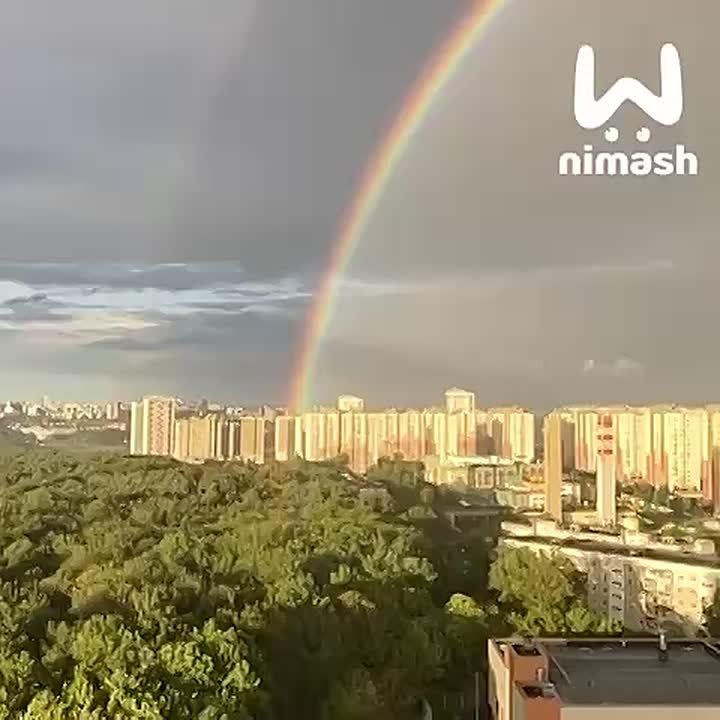 Нижегородцы сегодня мощно наулыбались — в небе проснулась аж двойная радуга и всем стало светлей