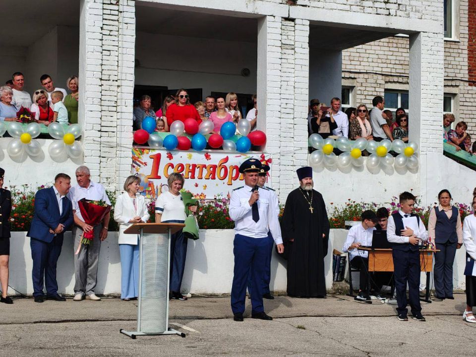 По поручению прокурора области Андрея Травкина работники органов прокуратуры Нижегородской области приняли участие в торжественных линейках, посвященных Дню знаний