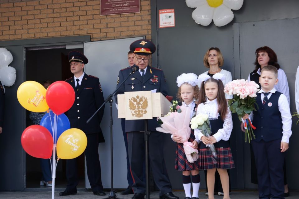 В день знаний школу № 12 имени милиционера – Героя России Евгения Петровича Шнитникова посетили ветераны и полицейские