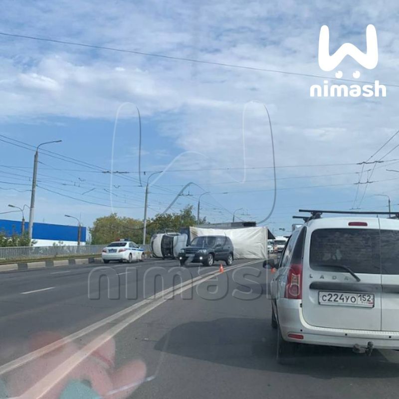 Грузовик перевернулся на проспекте Ленина