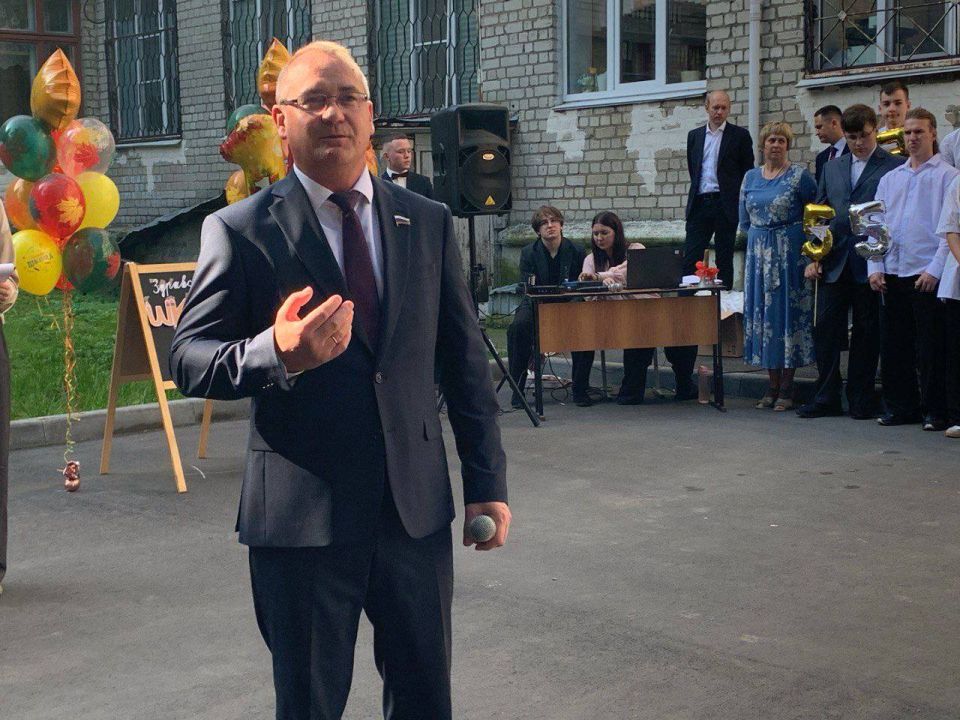 Утро 1 сентября началось с приветствия коллектива школы №47