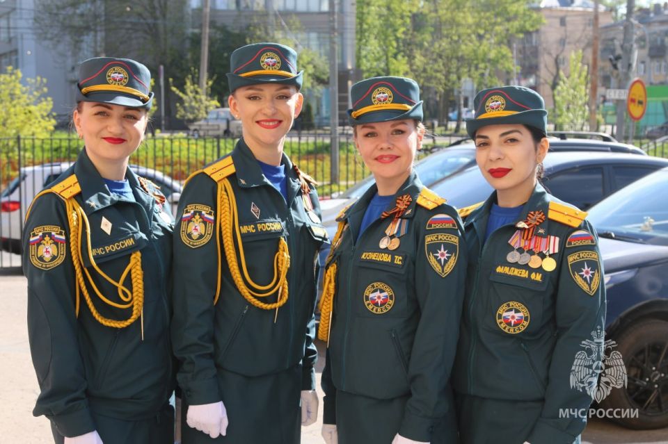Доброе утро!. С началом осени и нового учебного года! Наши прекрасные сотрудницы напоминают о необходимости соблюдения правил безопасности! Твоя безопасность - твоя ответственность! @mchs52