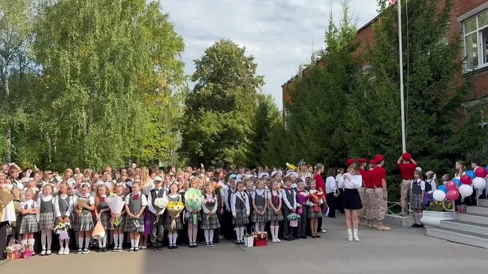 Этим утром прокурор Нижегородской области Андрей Травкин поздравил учащихся гимназии № 184 с началом нового учебного года