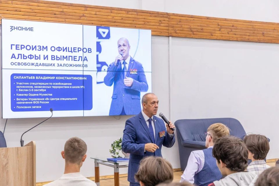 Очень важный цикл просветительских встреч и лекций для членов семей участников СВО организовало Российское общество «Знание» на площадках нижегородских вузов – с легендарными персонами в качестве лекторов