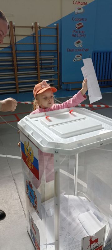 Мал да удал! Как будущие избиратели помогают родителям на избирательных участках!