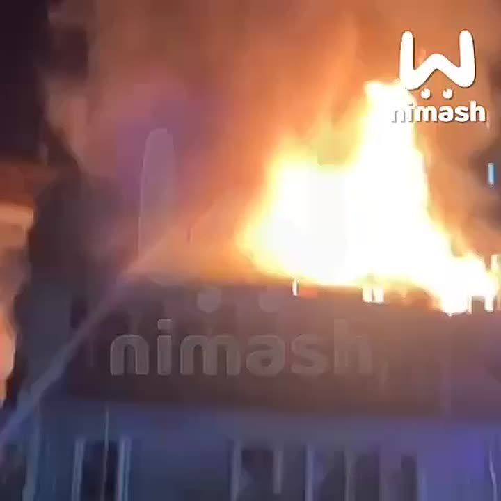Историческое здание горит в центре Нижнего