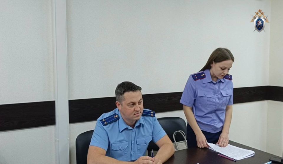 Женщина, обвиняемая в причинении телесных повреждений пенсионерке и вовлечении несовершеннолетних в совершение преступления, заключена под стражу