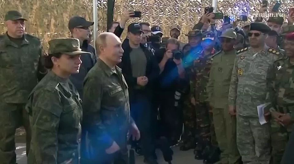Президент России осмотрел военную технику, участвующую в учениях &quot;Запад-2025&quot;, на полигоне в Мулино