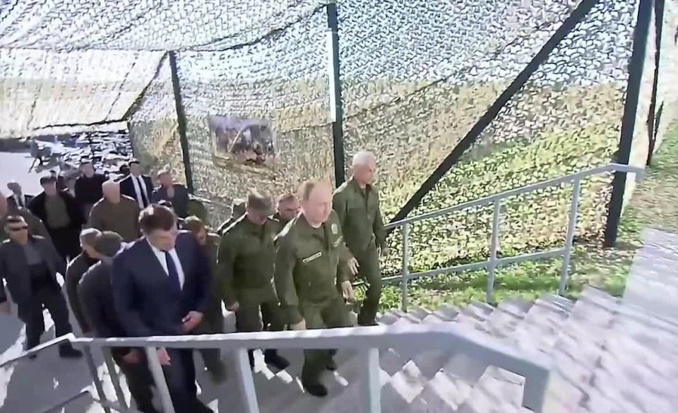 Владимир Путин в военной форме на полигоне Мулино в Нижегородской области — в рамках основного этапа российско-белорусских учений &quot;Запад-2025&quot; осмотрел образцы вооружения и военной техники с СВО и зарядил обойму пистолета