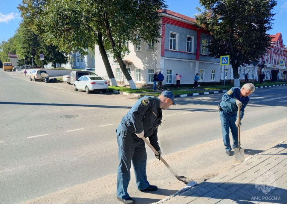Сохраняем чистоту вместе!. В рамках акции &quot;35 добрых дел&quot; сотрудники 132-ПСЧ вместе с жителями посёлка Воротынец вышли на общепоселковый субботник! Команда из 11 человек, вооружившись инвентарем, приложила все усилия, чтобы...