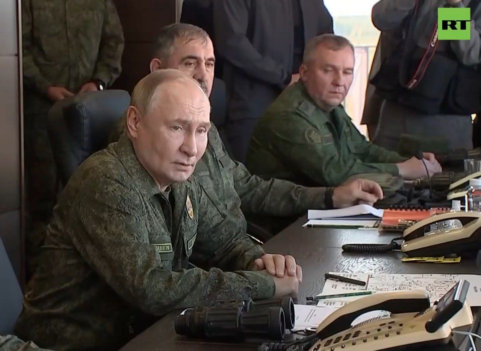 Владимиру Путину показали стрелковое оружие на полигоне в Нижегородской области, где проходят учения «Запад-2025»