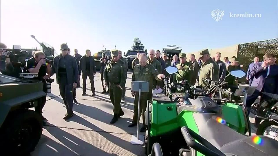 Владимир Путин ознакомился с вооружением, военной и специальной техникой, задействованной в учениях „Запад-2025“ на полигоне Мулино в Нижегородской области