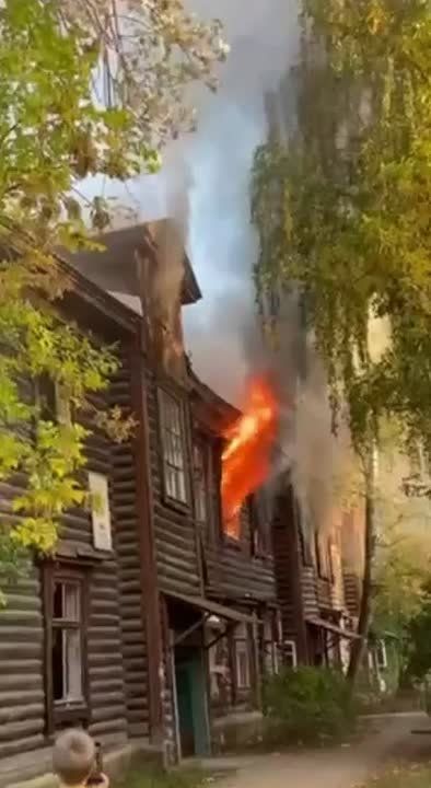 Деревянный дом загорелся на улице Мирошникова в Нижнем Новгороде