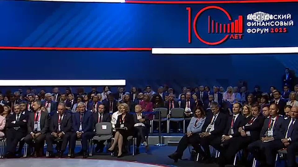 &quot;Задача Москвы – не конкурировать с Новосибирском, Екатеринбургом, Нижним Новгородом, а конкурировать с ведущими мегаполисами мира&quot;: в ходе пленарной сессии Московского финансового форума Собянин рассказал, на кого...