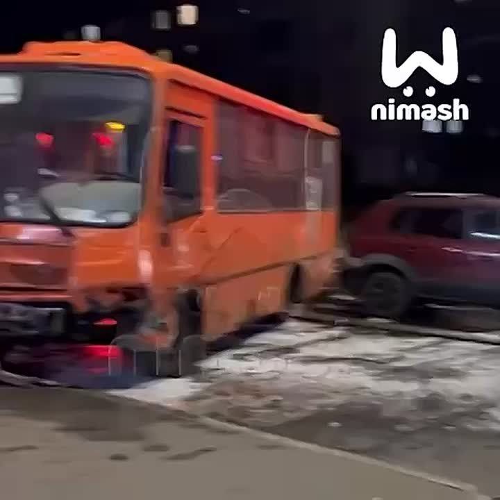 Водитель легковушки влетел в автобус № 59 на Космонавта Комарова в Нижнем