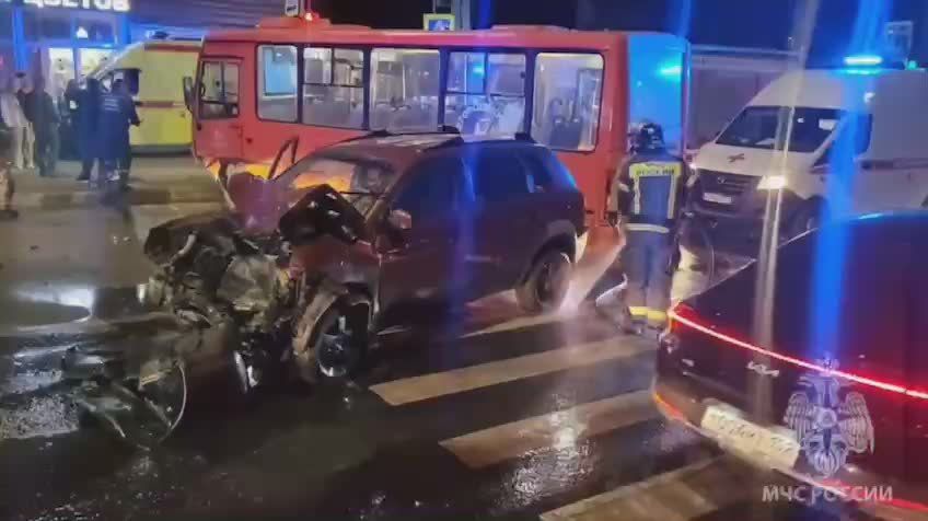 Рейсовый автобус столкнулся с легковушкой в Нижнем Новгороде