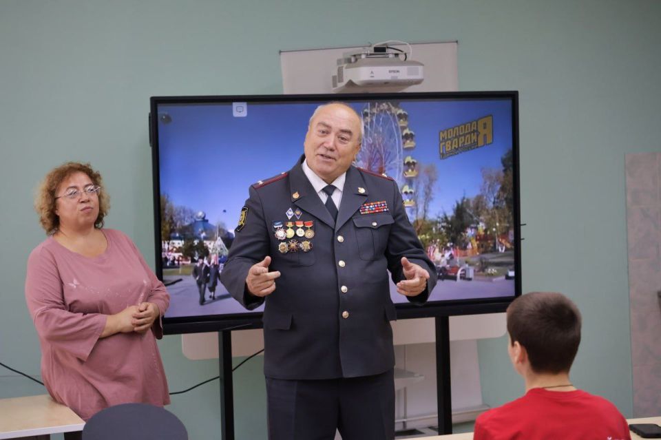 В Нижегородской области полицейские провели профориентационное мероприятие в детском центре