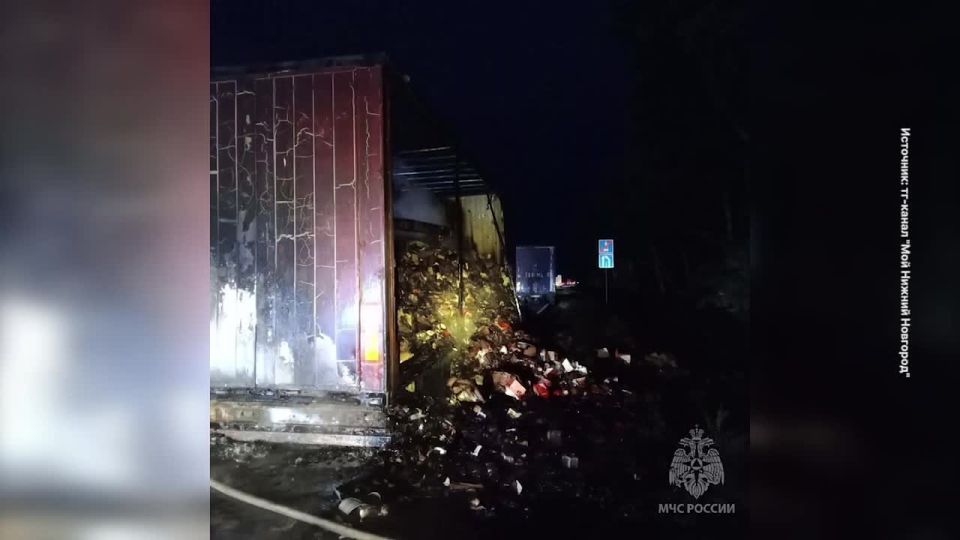 Прицеп с грузом загорелся на трассе М-7 в Нижегородской области