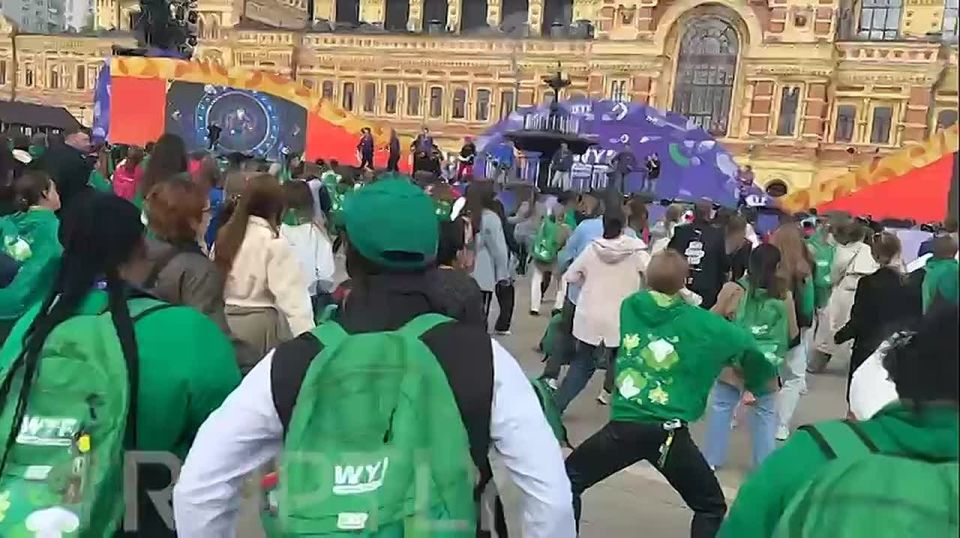 Сотни участников слета ВФМ в Нижнем Новгороде устроили самый массовый в стране танцевальный фиджитал-флешмоб — и установили новый рекорд России