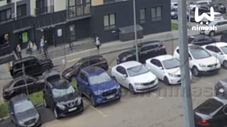 Кусок балконной рамы рухнул на тротуар, по которому шла женщина, в нижегородском ЖК &quot;Зенит-2&quot;