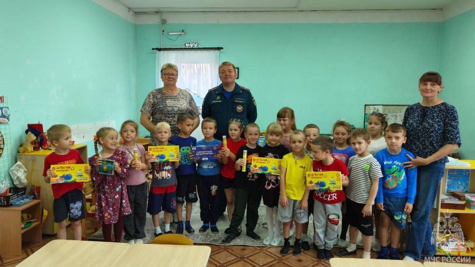 35 добрых дел: Подарки от МЧС для юных жителей Шатковского округа!