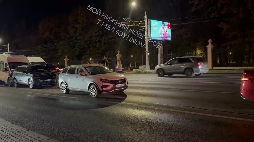 Шесть машин и скорая столкнулись на проспекте Гагарина в Нижнем Новгороде