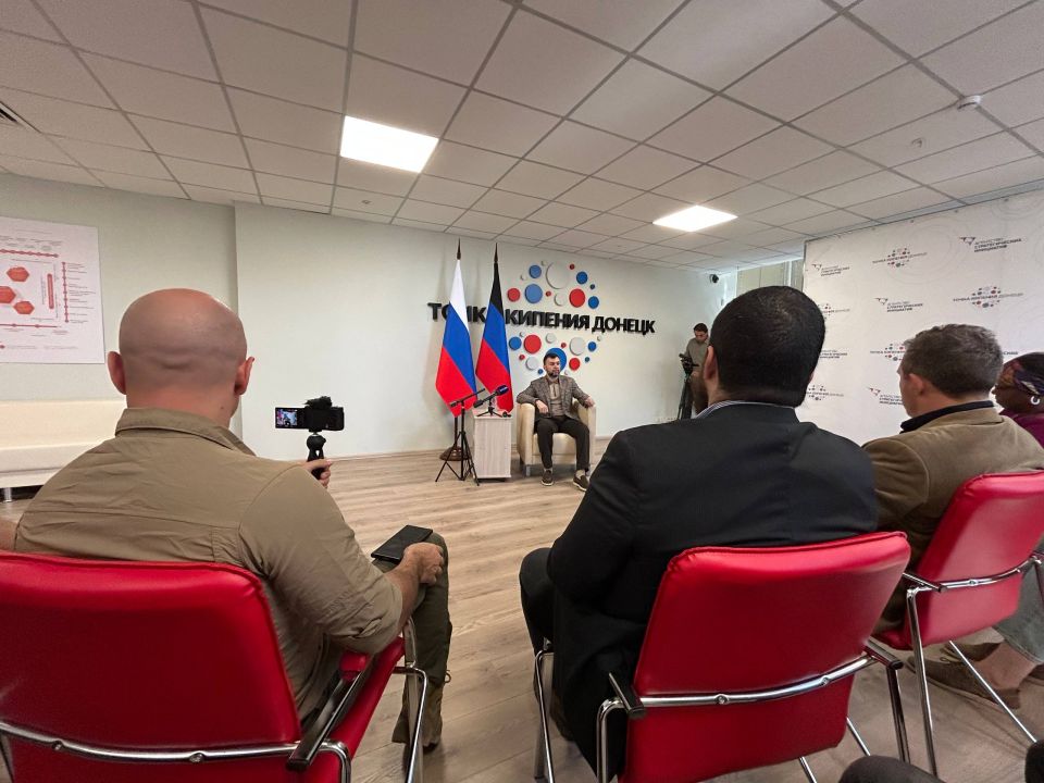 В очередной раз (девятый) организовали пресс-тур на Донбасс для иностранных журналистов и блогеров