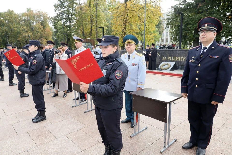 Начальник регионального управления МЧС России Валерий Синьков поздравил новобранцев Академии МВД с принятием Присяги!