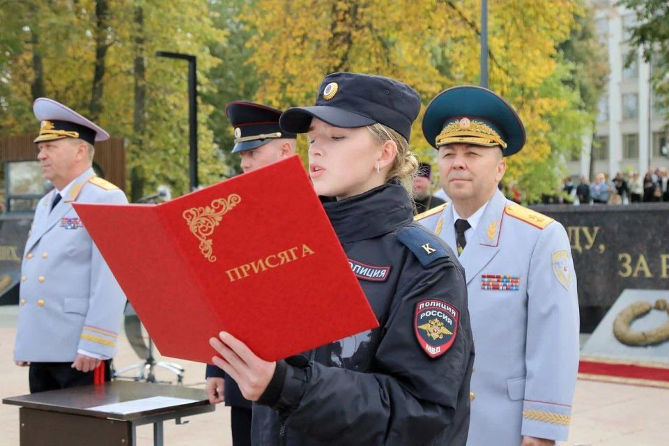 Начальник регионального управления МЧС России Валерий Синьков поздравил новобранцев Академии МВД с принятием Присяги!