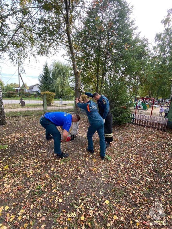 «35 добрых дел»: пожарные помогают благоустраивать территорию детского сада