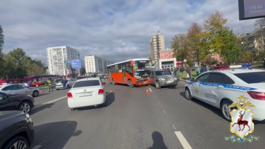 Сотрудники ГАИ устанавливают причины ДТП с участием автобуса на пр. Ленина областного центра