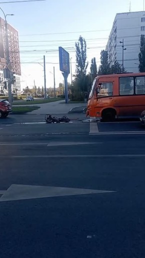 Курьер на электровелосипеде попал под автобус