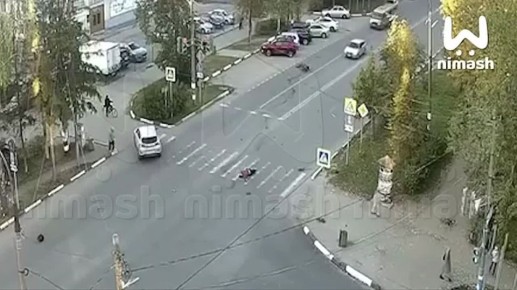 Момент жесткой аварии в Арзамасе: водитель иномарки летел через перекрёсток на желтый свет и сбил скутериста