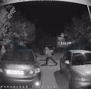 &quot;Народные мстители&quot; закидали камнями машины, припаркованные около подъездов дома №10 на улице Перекопской в Нижнем Новгороде