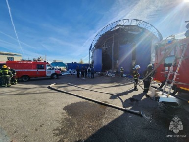 Возгорание в ангаре произошло во время ремонтных работ по утеплению сооружения, уточнили в региональном управлении МЧС