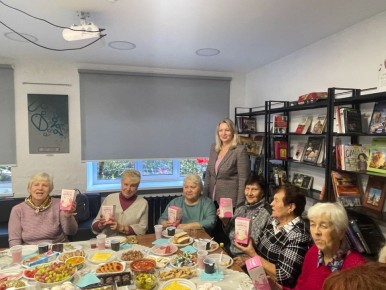 Юлия Мантурова поздравила жителей микрорайона «Бурнаковский» с Днем пожилого человека